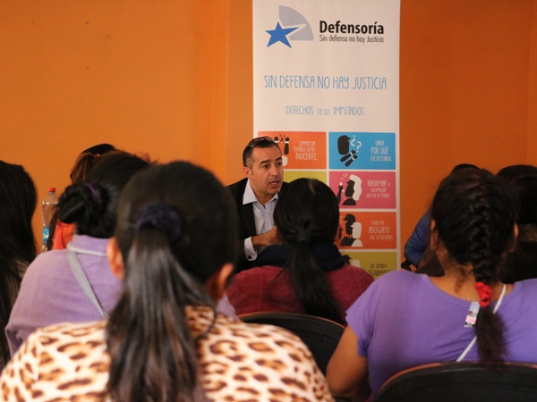 El jefe de Estudios, Sergio Zenteno, durante el diálogo con las mujeres indígenas privadas de libertad.