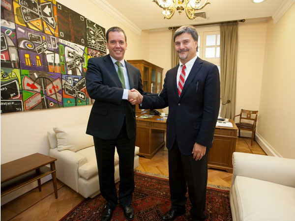 Tras la visita al general director de Carabineros, Gustavo González Jure, el Defensor Nacional se reunió con el senador Felipe Harboe (foto).