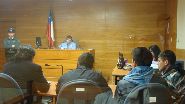 El defensor público Luis Valdenegro, captado junto a los imputados en la audiencia de formalización.