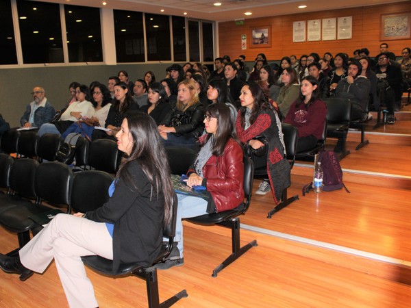 Alumnos de psicología de la sede Arica de la Universidad Santo Tomás participaron activamente en la charla sobre el "Proyecto Inocentes".