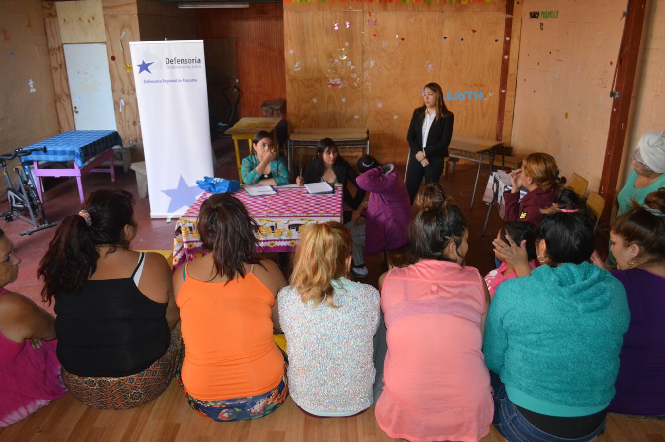 (Foto de archivo) La jefa de Estudios y la defensora penitenciaria durante un diálogo participativo en el CCP de Copiapó.