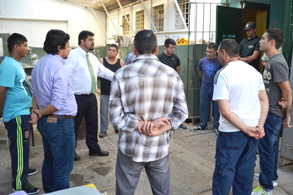 En el pequeño patio del penal de Combarbalá el Defensor Regional se reunió con los internos