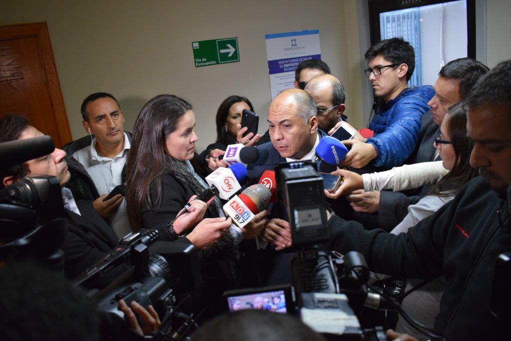 El defensor público Ricardo Flores fue abordado por la prensa al término de la audiencia de veredicto.