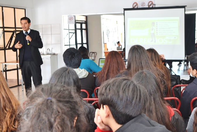 La charla del defensor juvenil fue dirigida a alumnos de enseñanza media del Colegio Manantiales.