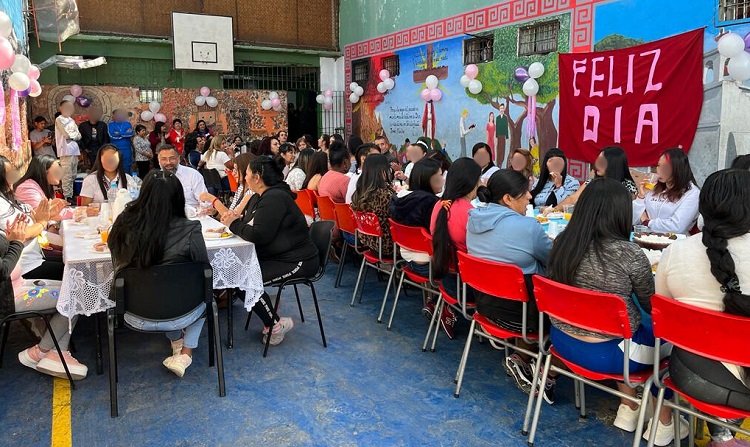 Cerca de 60 mujeres privadas de libertad en el CDP de Calama disfrutaron un desayuno por el 'Día internacional de la mujer'.