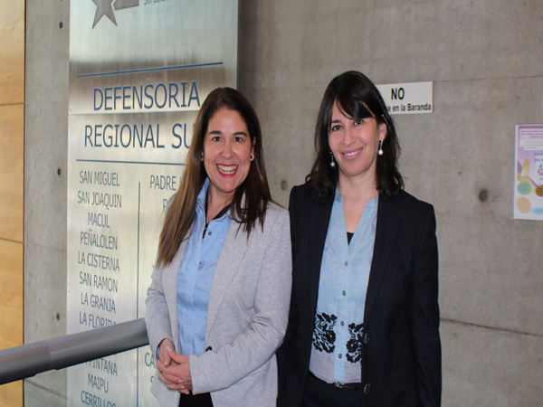 La Defensora Regional Viviana Castel (derecha) y la profesional Claudia Escudero, felices con su nombramiento entre las 100 lideres en el Estado.  