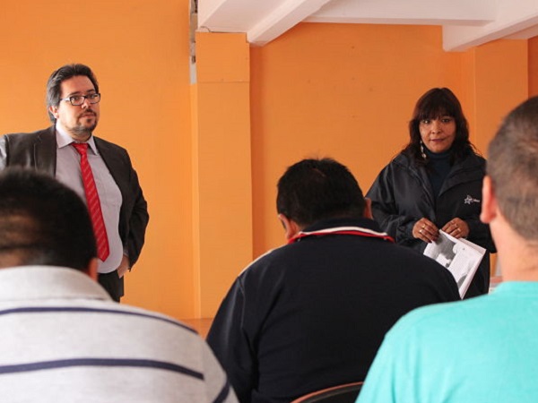 La charla estuvo a cargo del defensor público Hugo Peralta y la facilitadora intercultural de la Defensoría Regional, Inés Flores.