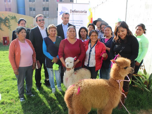 Las internas aymaras junto a directivos regionales de la Defensoría y la facilitadora intercultural, Inés Flores Huanca.