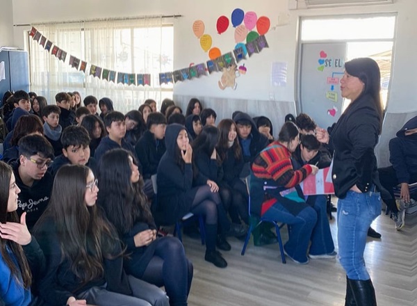 La charla estuvo dirigida a m&aacute;s de 80 estudiantes de s&eacute;ptimos y octavos b&aacute;sicos.