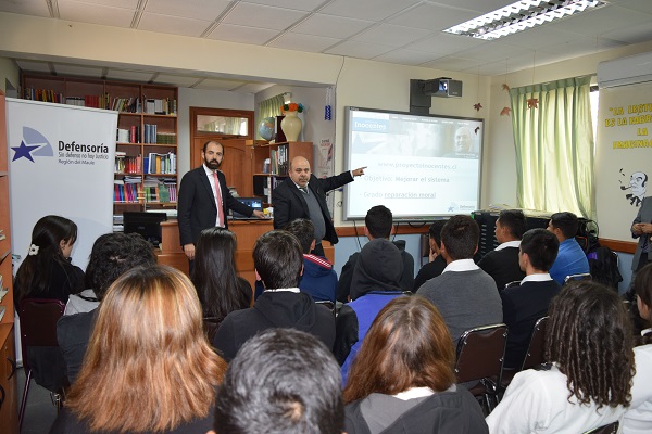 El defensor regional del Maule, José Luis Craig, expuso sobre el proyecto ante estudiantes en Talca.