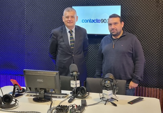 El Defensor Regional, Marco Montero, y el editor de radio "Contacto", Cristóbal Vaccaro, conversaron de la labor de defensa y los medios informativos.