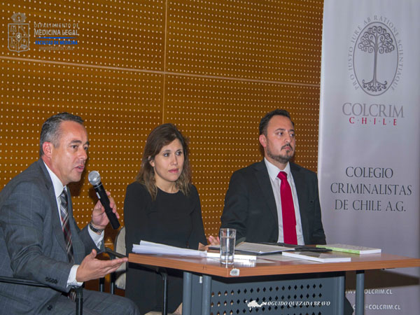 El abogado Mario Palma, la directora académica del Colcrim, Natalia Letelier, y el presidente de la Asociación de Fiscales, Mario Carrera.