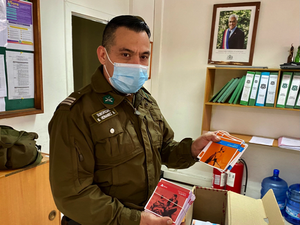 La entrega de folletos en la Primera Comisaría de Arica.