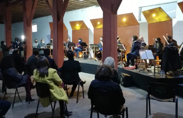 El Defensor Regional junto a las autoridades de Cultura disfrutaron una muestra del trabajo de la orquesta regional.
