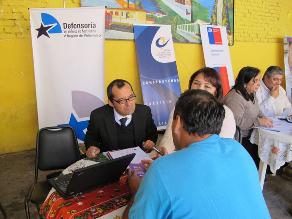Los profesionales de la Defensoría Regional de Valparaíso entregaron material sobre las etapas del proceso penal.