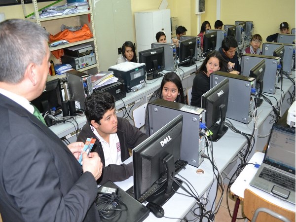 La charla sobre el "Proyecto Inocentes" se desarrolló en el laboratorio de computación del establecimiento educacional.