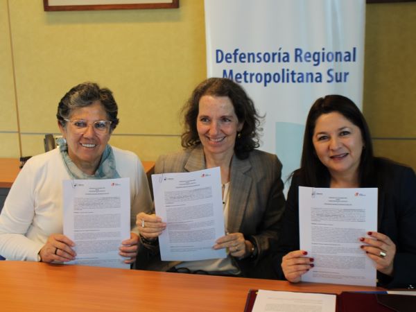 Las directoras de "Mujer Levántate -Nelly León y Magdalena del Río- junto a la Defensora Regional Loreto Flores.
