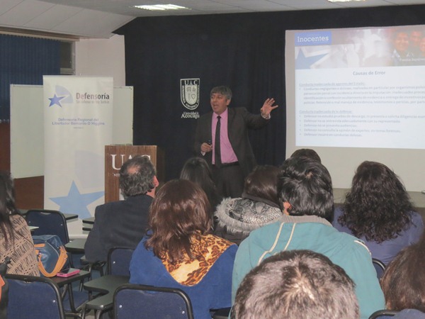 El jefe de Estudios de la Defensoría Regional de O´Higgins, Víctor Providel, realizó la charla ante 50 estudiantes de derecho. 