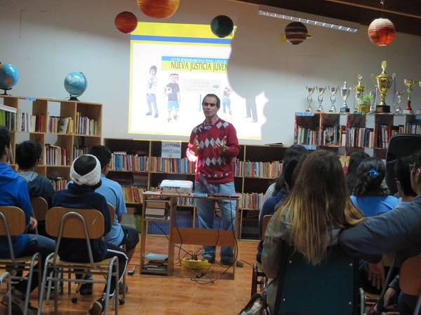 El defensor público Juan Pablo Moreno se reunió con 50 estudiantes de enseñanza media del colegio.