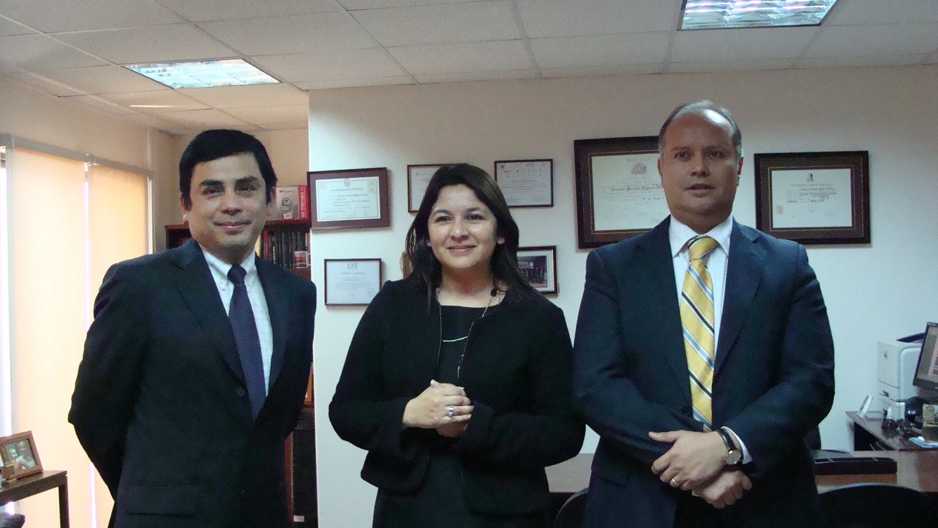 La Defensora Regional de Antofagasta, Loreto Flores, visitó al Fiscal Regional acompañada por el defensor local jefe de la ciudad.