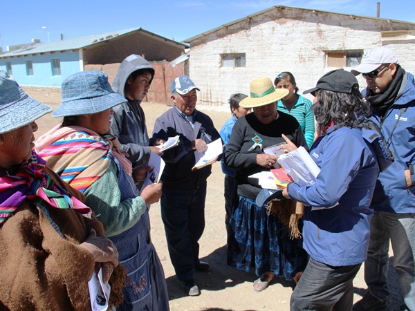 Pastores, artesanos y jóvenes aymaras del pueblo de Visviri recibieron con atención los folletos sobre sus derechos penales. 