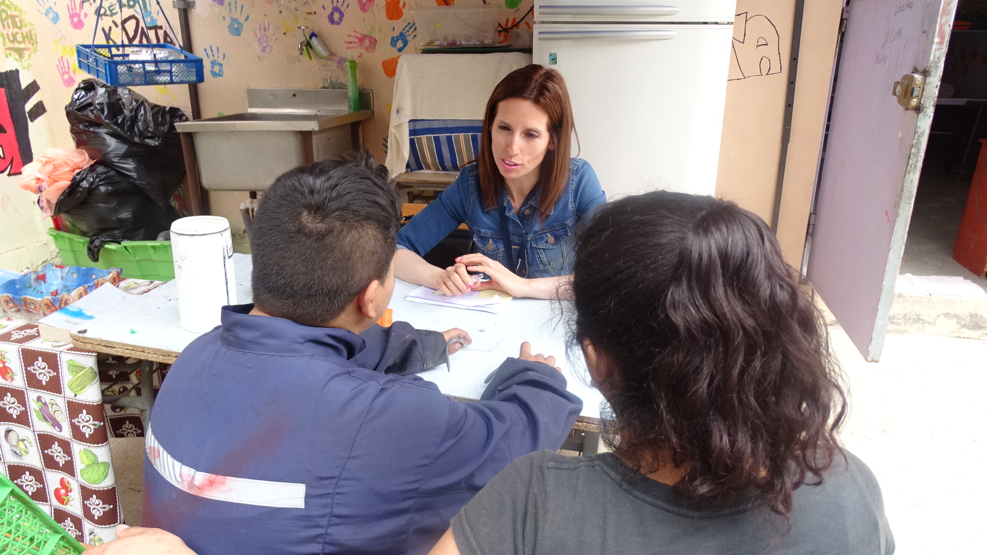 La psicóloga Golda Barrientos, de la Unidad de Defensa Penal Juvenil de Antofagasta, visito a las dos jóvenes internas en el CIP.