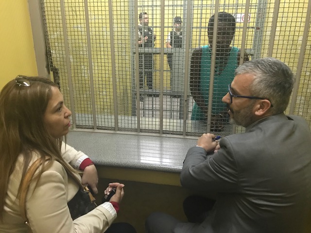 El Defensor Regional de Atacama, Raúl Palma Olivares, entrevistó a la joven haitiana en el Tribunal de Copiapó.