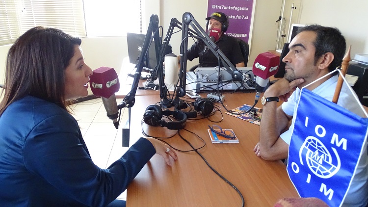 La Defensora Regional de Antofagasta, Loreto Flores, durante la entrevista en radio FM7.