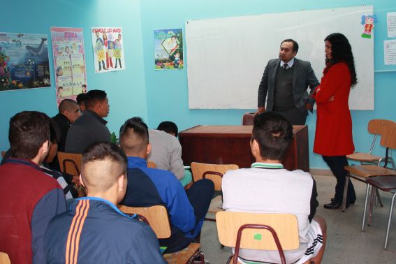 El defensor juvenil Ángel Guerrero  y la asistente social Yesenia Cortes con los jóvenes internos del  CIP de Paipote.