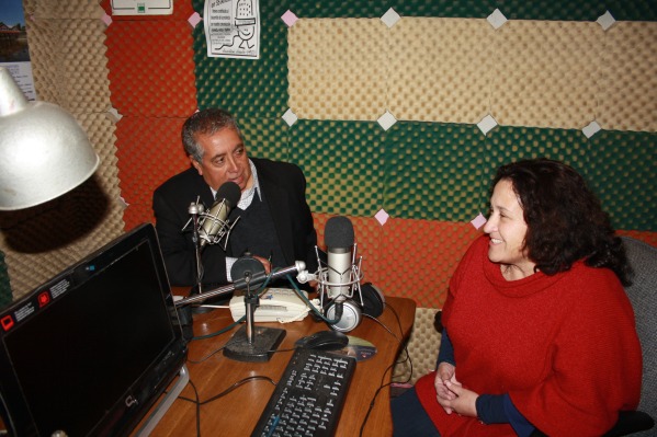 La Defensora Local Jefe de Vallenar, Loreto Llorente, en los estudios de radio "Estrella del Norte".