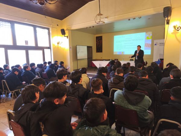 Los octavos basicos del liceo sanmiguelino "Andr&eacute;s Bello" dieron el marco de p&uacute;blico a la charla sobre defensa penal adolescente. 