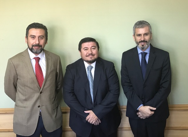 El jefe de estudios (s), Boris Hrzic, el juez presidente del TOP, Rodrigo Cid y el defensor regional, Raúl Palma.