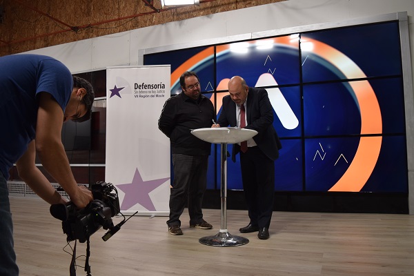 El Defensor Regional del Maule, José Luis Craig, firmó el convenio con el director de programación de TvMaule, Marco Diaz, en los estudios del canal.