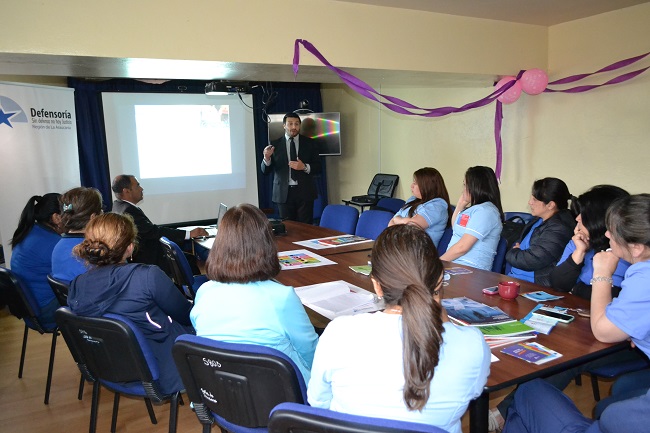 El defensor penal juvenil Luis Acuña expuso ante un grupo de mujeres profesionales del área de la salud.