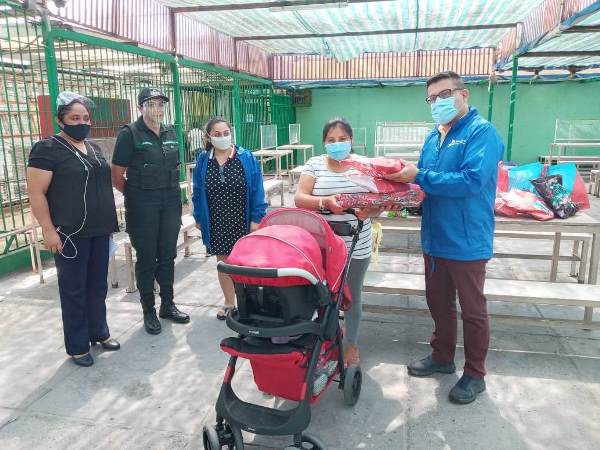 La delegación de la Defensoría Regional de Tarapacá entregó los obsequios de Navidad a las madres de lactantes del CCP de Iquique.