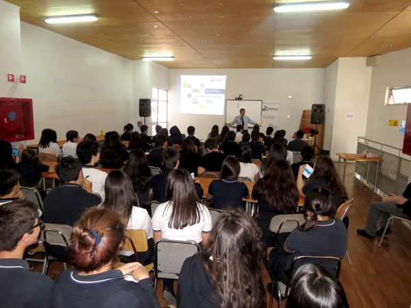 Más de cien estudiantes del Liceo Bicentenario "Óscar Castro" participaron en la charla de LRPA.