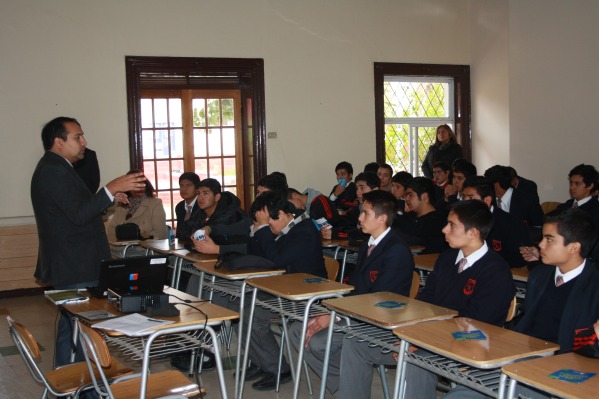 El defensor penal juvenil Ángel Guerrero expuso sobre la Ley N° 20.084 ante 40 alumnos del Colegio Salesiano de Copiapó. 