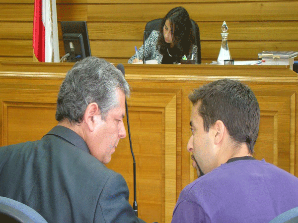 El defensor público Jaime Pacheco junto a Emilio Berkhoff en la audiencia realizada ayer en el Tribunal de Garantía de Cañete.