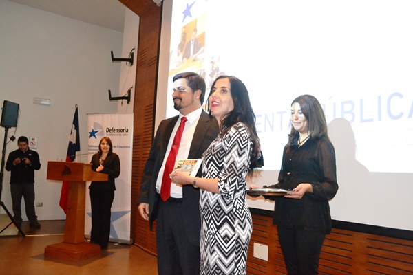El Defensor Regional entrega la Memoria Anual 2013 de la DPP a la ministra de Justicia, Patricia Pérez.