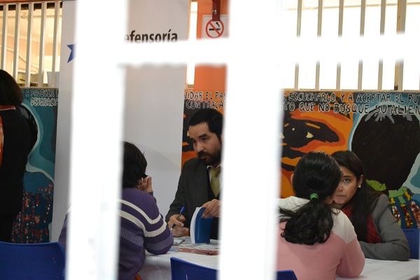 Los defensores penitenciarios Catalina Salvo y Sebastián Saavedra recibiendo consultas de las condenadas del Centro Penitenciario Femenino de Temuco.