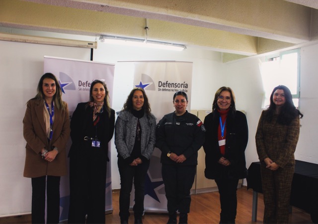 La Defensora Metropolitana Norte, Daniela B&aacute;ez, junto a la seremi de Justicia y Derechos Humanos, Ximena Pulgar, y la alcaide, Patricia Sep&uacute;lveda.