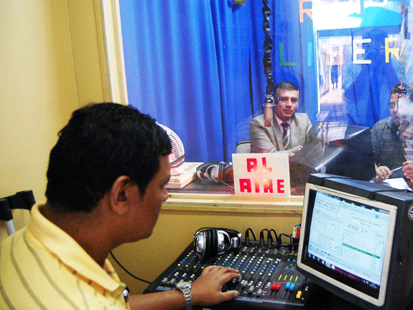 Marco Montero visitó los estudios de radio "Libertad". 