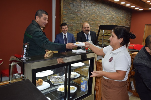 Autoridades del sector justicia visitaron la cafeteria atendida por personas condenadas en el mall de Talca.