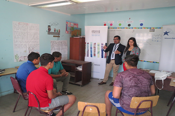 El defensor juvenil Sergio Jofré y la asistente social Yesenia Cortés informan sobre el "Proyecto Inocentes" a los jóvenes internos en el CRC.