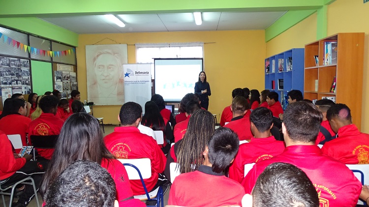 La psicologa de la Unidad de Defensa Penal Juvenil expuso a los jovenes el "Proyecto Inocentes".