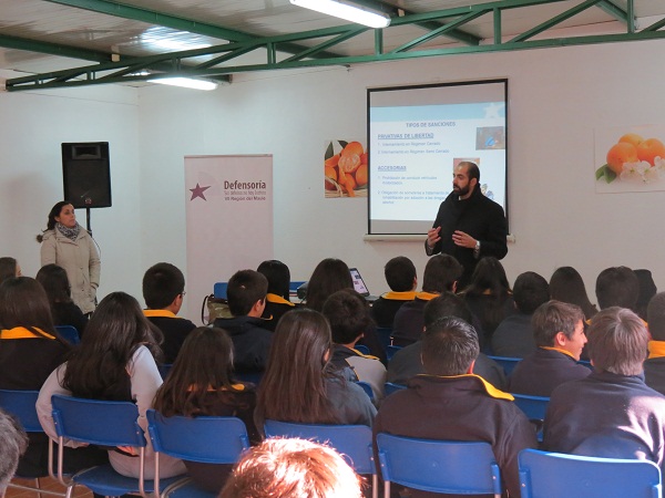 Una charla sobre la Ley de Responsabilidad Penal Adolescente (LRPA) ofrecieron los profesionales de la Defensoría Regional del Maule en Curicó.