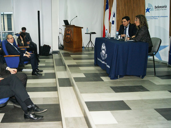Durante el seminario expuso el jefe de Estudios de la Defensoría Regional de La Araucanía, Mario Quezada (derecha).