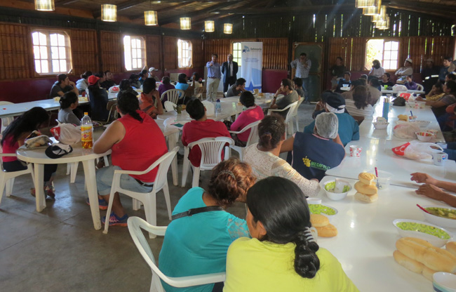 Sesenta cochabambinos que trabajan como temporeros en Colchagua escucharon la charla sobre defensa de extranjeros.