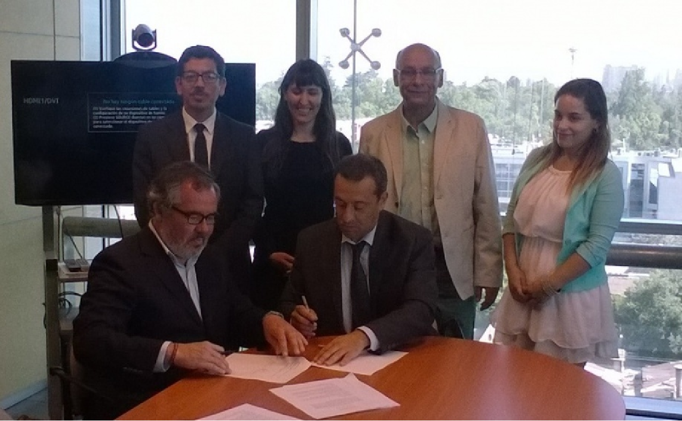 El Defensor Regional Metropolitano Norte, Carlos Mora, durante la firma del convenio con el director de la fundación, Pablo Paganini. 