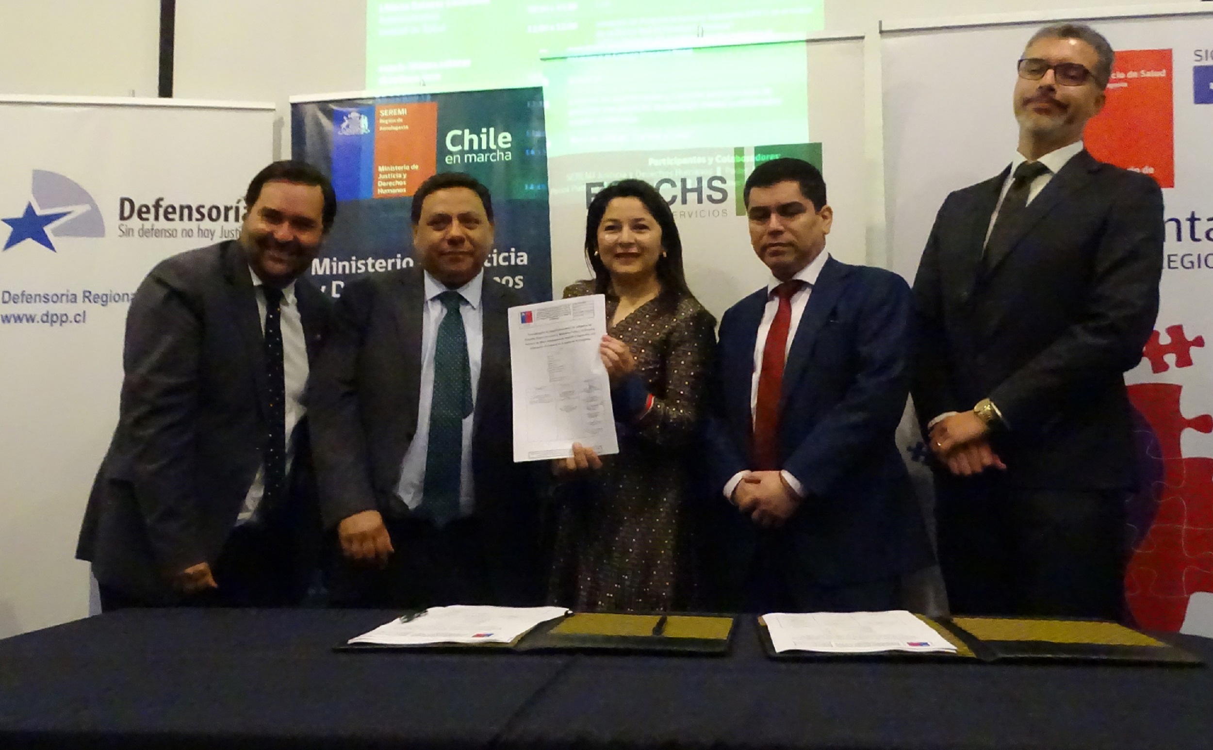 Las autoridades de la región de Antofagasta que firmaron el convenio de salud mental y justicia penal.